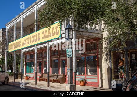 Kerrville, USA - 1 novembre 2023 : ancienne maison historique occidentale avec balcon et décoration historique à Kerrville, Texas, USA. Banque D'Images