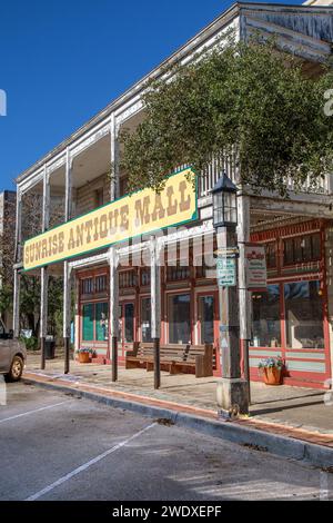 Kerrville, USA - 1 novembre 2023 : ancienne maison historique occidentale avec balcon et décoration historique à Kerrville, Texas, USA. Banque D'Images