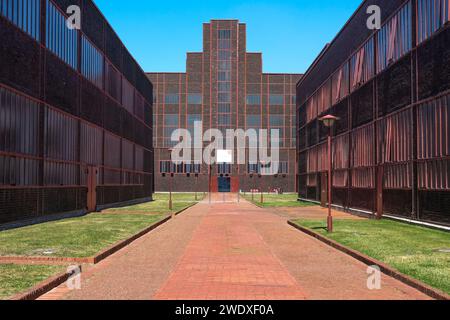 Essen, Allemagne - 23 juillet 2019 : début de soirée au Zeche Zollverein, une ancienne mine de charbon classée au patrimoine mondial de l'UNESCO Banque D'Images