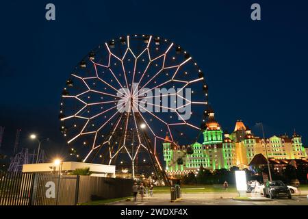 Sotchi, Russie - 22 juin 2022 : Parc d'attractions, grande roue dans la ville de Sotchi Banque D'Images