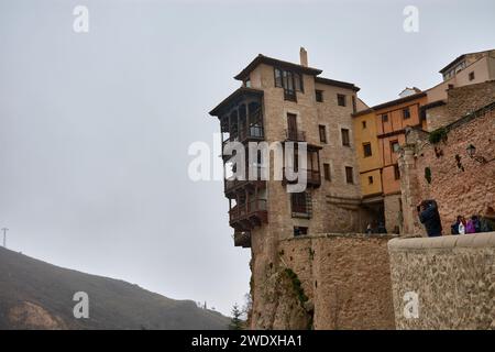 Les beaux balcons se distinguent par la beauté des maisons suspendues de Cuenca, dans le centre de l'Espagne, leur construction dans des endroits inaccessibles permis sec Banque D'Images