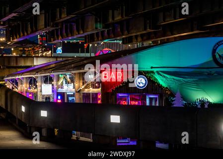 Enseigne néon Colourful Bar sur la Southbank, Londres, Angleterre, Royaume-Uni Banque D'Images