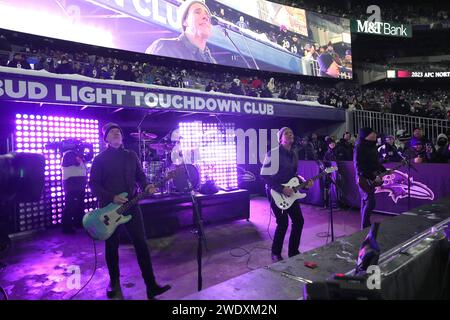 BALTIMORE, MARYLAND, 20 janvier : L'artiste Jimmy Eat World joue lors du match des éliminatoires de la division AFC au M&T Bank Stadium le 20 janvier 2024 à Baltimore, Maryland. De gauche à droite : le bassiste Rick Burch, le durmmer Zach Lind, le chanteur Jim Adkins et le guitariste Tom Linton. Banque D'Images