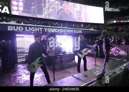 BALTIMORE, MARYLAND, 20 janvier : L'artiste Jimmy Eat World joue lors du match des éliminatoires de la division AFC au M&T Bank Stadium le 20 janvier 2024 à Baltimore, Maryland. De gauche à droite : le bassiste Rick Burch, le durmmer Zach Lind, le chanteur Jim Adkins et le guitariste Tom Linton. Banque D'Images