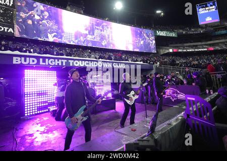 BALTIMORE, MARYLAND, 20 janvier : L'artiste Jimmy Eat World joue lors du match des éliminatoires de la division AFC au M&T Bank Stadium le 20 janvier 2024 à Baltimore, Maryland. De gauche à droite : le bassiste Rick Burch, le durmmer Zach Lind, le chanteur Jim Adkins et le guitariste Tom Linton. Banque D'Images