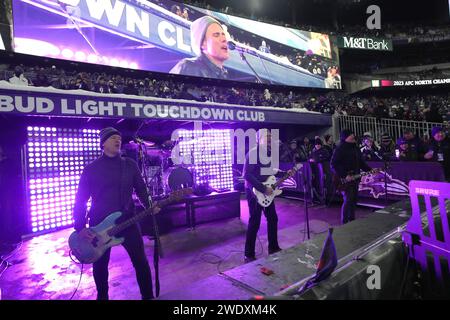 BALTIMORE, MARYLAND, 20 janvier : L'artiste Jimmy Eat World joue lors du match des éliminatoires de la division AFC au M&T Bank Stadium le 20 janvier 2024 à Baltimore, Maryland. De gauche à droite : le bassiste Rick Burch, le durmmer Zach Lind, le chanteur Jim Adkins et le guitariste Tom Linton. Banque D'Images