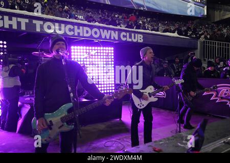 BALTIMORE, MARYLAND, 20 janvier : L'artiste Jimmy Eat World joue lors du match des éliminatoires de la division AFC au M&T Bank Stadium le 20 janvier 2024 à Baltimore, Maryland. De gauche à droite : le bassiste Rick Burch, le durmmer Zach Lind, le chanteur Jim Adkins et le guitariste Tom Linton. Banque D'Images