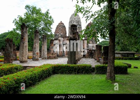 Wat si Sawai est l'un des plus anciens temples de Sukhothai fondé à la fin du 12e ou au début du 13e siècle comme un sanctuaire hindou pour Vishnu. Banque D'Images