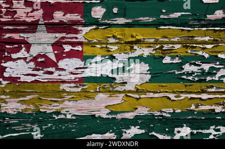Drapeau du Togo peint sur une planche de bois grunge. Banque D'Images