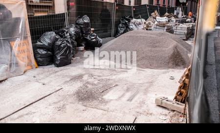 travaux routiers au milieu de la ville, tas de gravats Banque D'Images