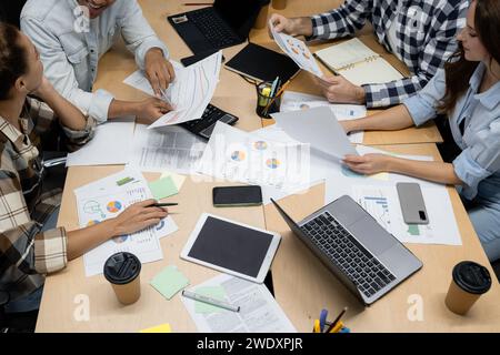 Réseautage et collaboration dans un milieu de travail créatif. Banque D'Images
