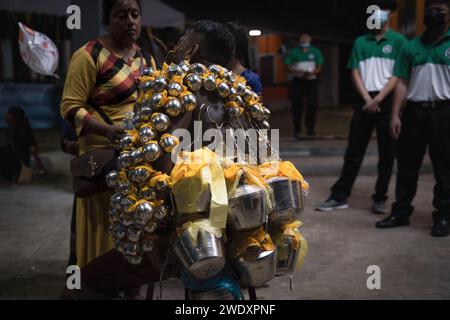 Georgetown, Penang, Malaisie - 05 février 2023 : femme et équipe de premiers secours prenant soin d'un dévot hindou percé au festival Thaipusam Banque D'Images
