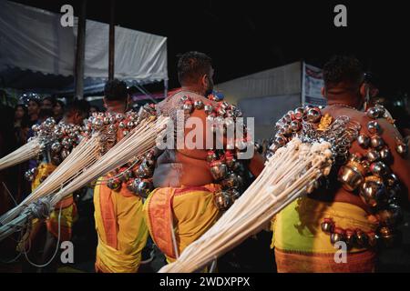 Georgetown, Penang, Malaisie - 05 février 2023 : des dévots hindous tirant un flotteur avec des cordes accrochées sur leur dos au festival de Thaipusam Banque D'Images