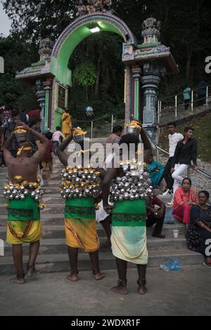Georgetown, Penang, Malaisie - 05 février 2023 : les dévots hindous commencent les escaliers avec arche vers le temple de Waterfall Hill au festival Thaipusam Banque D'Images