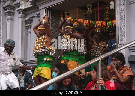 Georgetown, Penang, Malaisie - 05 février 2023 : des dévots hindous sortent du temple Arulmigu Sree Ganeshar au festival de Thaipusam Banque D'Images