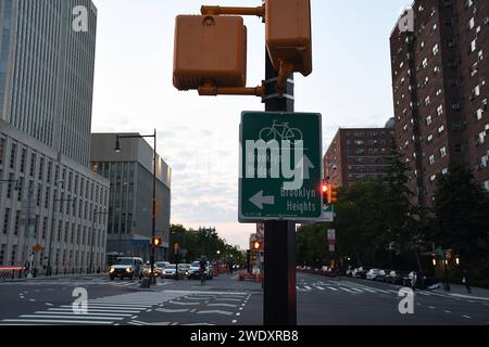 MANHTTAN/BROOKLYN/NEW YORK CITY/NEW YORK/USA/08-JUIN 2018  . Touristes et traversée publique brookklyn mariée de Mahhattan et brooklyn bothnisland . Photo.Francis Dean / Deanpictures. Banque D'Images