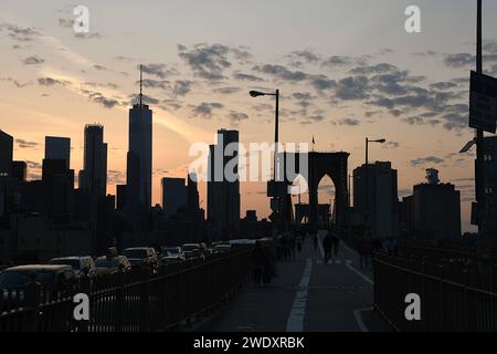 MANHTTAN/BROOKLYN/NEW YORK CITY/NEW YORK/USA/08-JUIN 2018  . Touristes et traversée publique brookklyn mariée de Mahhattan et brooklyn bothnisland . Photo.Francis Dean / Deanpictures. Banque D'Images