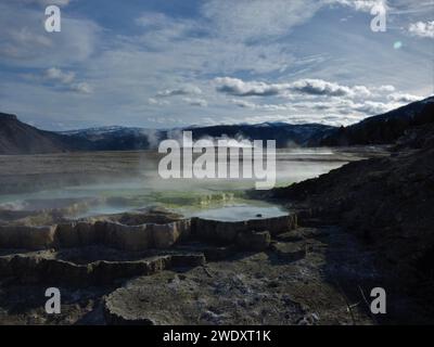 Mammoth Springs avec des montagnes Banque D'Images