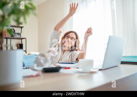 Belle joyeuse femme d'âge moyen dans des lunettes extrêmement heureux avec de nouvelles taxes plus élevées et jeter des factures VERS LE HAUT. Problèmes des petites entreprises, marché haussier ou mone Banque D'Images