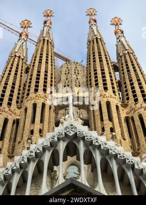 En regardant les tours de la basilique de la Sagrada Familia Banque D'Images