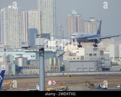 Avion ANA atterrissant à l'aéroport de Haneda Banque D'Images