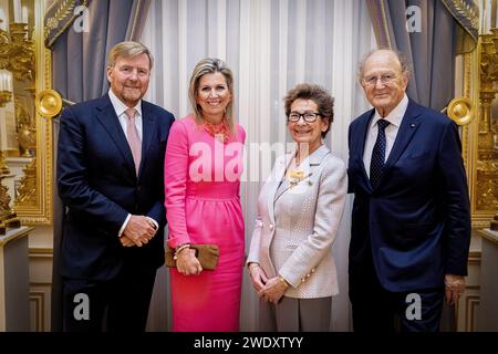 La Haye, pays-Bas. 22 janvier 2024. LA HAYE - Janine van den Ende a reçu la Croix d'honneur dans l'ordre de la Maison d'Orange des mains du roi Willem-Alexander au Palais Noordeinde. Elle a reçu le prix pour ses efforts pour la Fondation More Music in the Classroom, dans laquelle elle et son mari Joop sont impliqués depuis près de dix ans. La reine Maxima est présidente honoraire de More Music in the Classroom depuis des années. ANP POOL PATRICK VAN KATWIJK netherlands Out - belgique Out Credit : ANP/Alamy Live News Banque D'Images