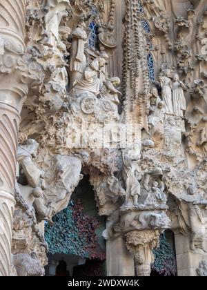 La Sainte famille et les enfants anges, groupe de sculpture de la façade de la Nativité de la Basilique de la Sagrada Familia Banque D'Images