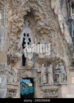 Groupe de sculptures de la façade de la Nativité de la basilique de la Sagrada Familia Banque D'Images