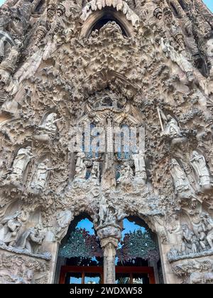 Groupe de sculptures au-dessus de la porte principale de la façade de la Nativité de la basilique de la Sagrada Familia Banque D'Images