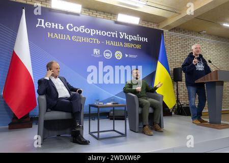 Kiev, Ukraine. 22 janvier 2024. Le président ukrainien Volodymyr Zelenskyy accueille le Premier ministre polonais Donald Tusk à Kiev, en Ukraine, le lundi 22 janvier 2024. Tusk s'est engagé à poursuivre le soutien de la Pologne à l'Ukraine, en annonçant un nouveau paquet d'aide militaire après être parvenu à un «accord» pour résoudre les différends entre les deux pays sur les expéditions de céréales et le camionnage. Photo via Ukrainian Presidential Press Office/UPI crédit : UPI/Alamy Live News Banque D'Images