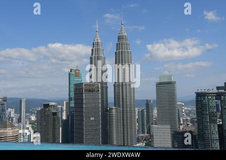 Les tours Petronas sont les gratte-ciel jumeaux les plus hauts du monde et les plus hauts bâtiments de Malaisie Banque D'Images