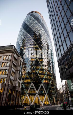 Le Gherkin, anciennement 30 St Mary axe et anciennement connu sous le nom de Swiss Re Building, est un gratte-ciel commercial dans le quartier financier principal de Londres, Banque D'Images