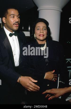 **PHOTO DE FICHIER** Dexter Scott King est décédé. Dexter King et Coretta Scott King à l'AFI hommage à David Wolper - 2 mai 1990 au Lowe's Santa Monica Hotel à Santa Monica, Californie crédit : Ralph Dominguez/MediaPunch crédit : MediaPunch Inc/Alamy Live News Banque D'Images