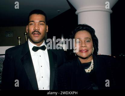 **PHOTO DE FICHIER** Dexter Scott King est décédé. Dexter King et Coretta Scott King à l'AFI hommage à David Wolper - 2 mai 1990 au Lowe's Santa Monica Hotel à Santa Monica, Californie crédit : Ralph Dominguez/MediaPunch crédit : MediaPunch Inc/Alamy Live News Banque D'Images