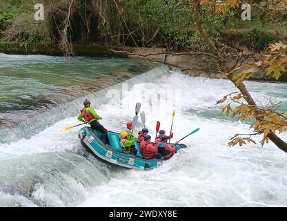 Rafting sur une rivière de montagne Banque D'Images