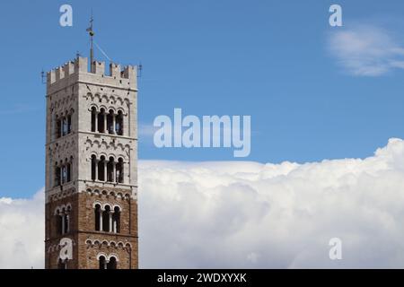 Tour au milieu d'un ciel nuageux Banque D'Images