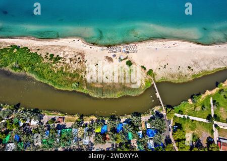 La plage du village de Stomio et le bord sud du delta de la rivière Pineios à la mer Égée.Larissa, Thessalie, Grèce. Banque D'Images