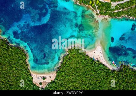 Plage Bella Vraka à Syvota (ou 'Sivota') ville, l'une des stations balnéaires les plus populaires d'Epire, Grèce. Banque D'Images