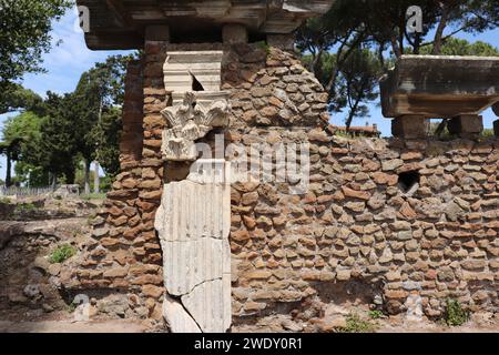 Vue sur colonne romaine fissurée Banque D'Images