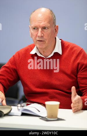 David Rees, membre de Senedd pour Aberavon, prenant la parole lors d'une table ronde sur les compétences au campus de la baie de l'Université Swansea 2023 Banque D'Images