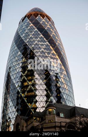 Le Gherkin, anciennement 30 St Mary axe et anciennement connu sous le nom de Swiss Re Building, est un gratte-ciel commercial dans le quartier financier principal de Londres, Banque D'Images