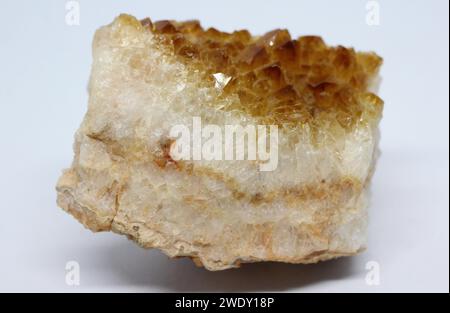 Gros plan sur une pierre de quartz citrine, un beau minéral du Brésil. Banque D'Images