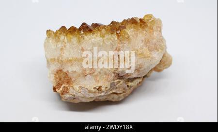 Gros plan sur une pierre de quartz citrine, un beau minéral du Brésil. Banque D'Images