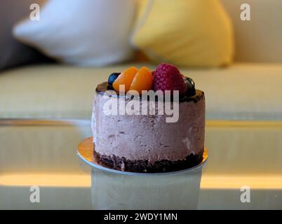 Un délicieux mini gâteau se trouve élégamment sur une table basse dans un salon confortable Banque D'Images