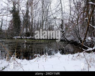 Prise de vue aérienne d'une rivière enneigée, prise d'un point de vue de bas niveau d'eau Banque D'Images