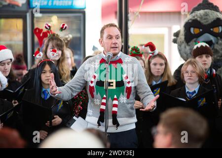 Le conseiller Rob Stewart, chef du conseil de Swansea, s'exprimant lors du lancement de Noël au Swansea Market 2023 Banque D'Images