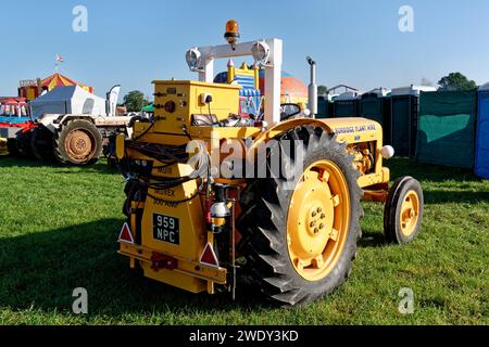 Frome, Somerset, Royaume-Uni - septembre 23 2023 : un tracteur diesel Fordson Major Vintage 1960 au Somerset Festival of transport 2023 Banque D'Images