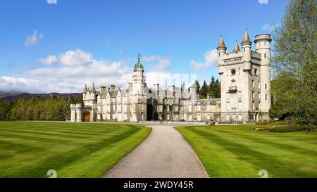 Le château de Balmoral est la demeure écossaise de la famille royale depuis qu'il a été acheté pour la reine Victoria par le prince Albert en 1852. Banque D'Images