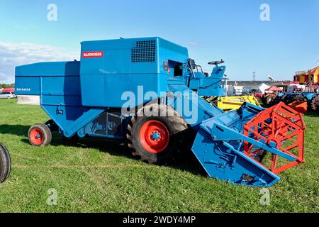 Frome, Somerset, Royaume-Uni - septembre 23 2023 : une moissonneuse-batteuse Ransomes, Sims et Jefferies Crusader 1968 au Somerset Festival of transport 2023 Banque D'Images