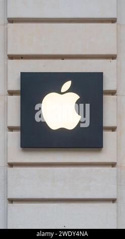 Paris, France - 01 14 2024 : façade d'un magasin Apple à Paris Banque D'Images